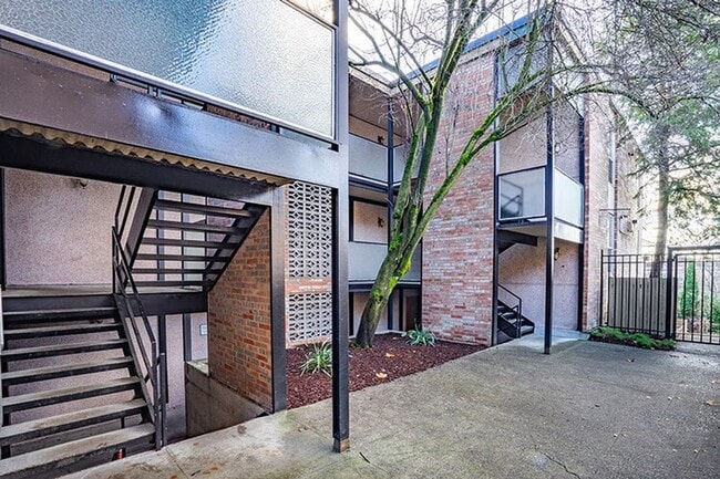 Photo - 615 Summit Apartments