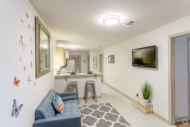 4BR, 4BA - 1100 SF