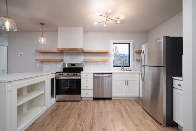 Building Photo - Modern Waterfront Living at The McCormick Pier! Call TODAY to schedule a tour! 503-664-4101