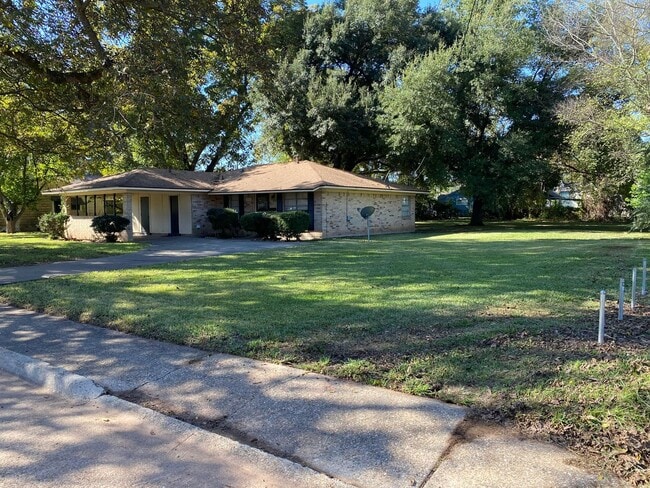 Building Photo - 4 bedroom 1 1/2 bath