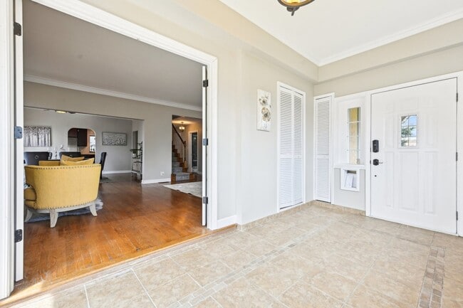 Photo - 1420 Oakton St