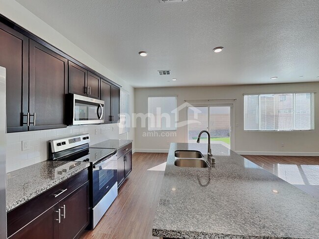 Photo - 696 N Water St