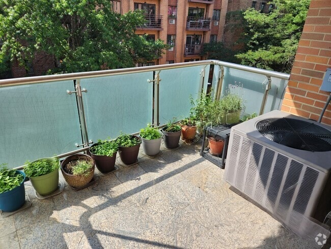 Building Photo - 8510 Elmhurst Ave Unit 5A Rental