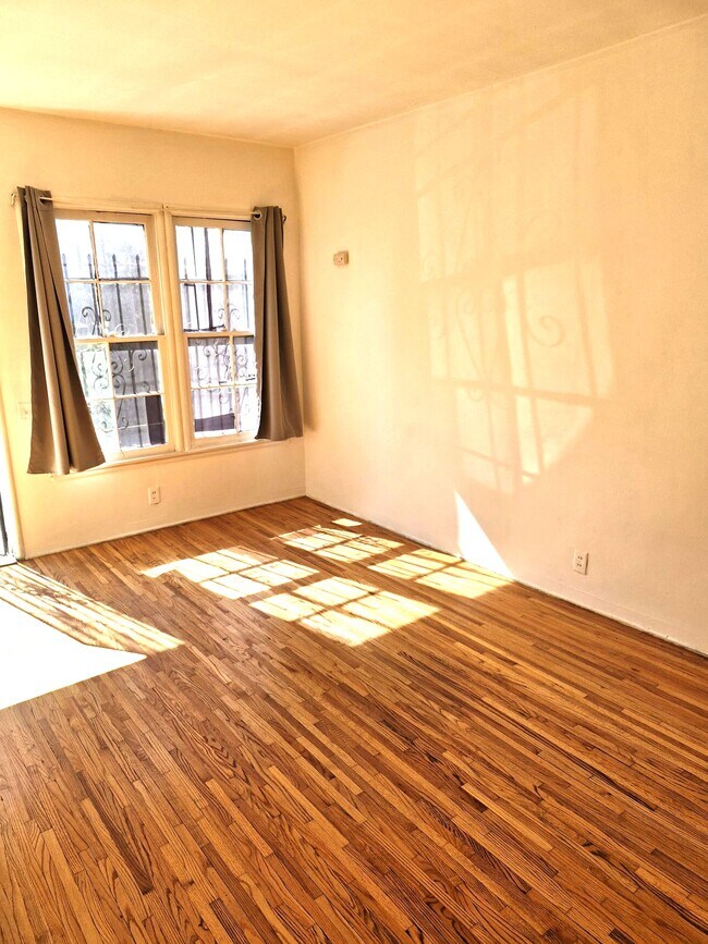 Photo - 7315 Willoughby Ave