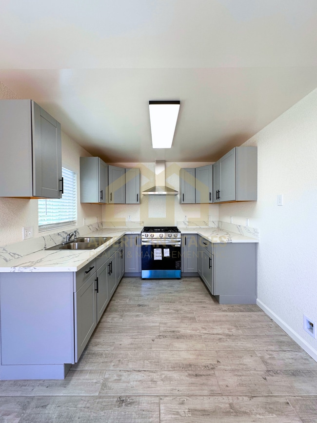 Photo - 1101 W Oak Ave