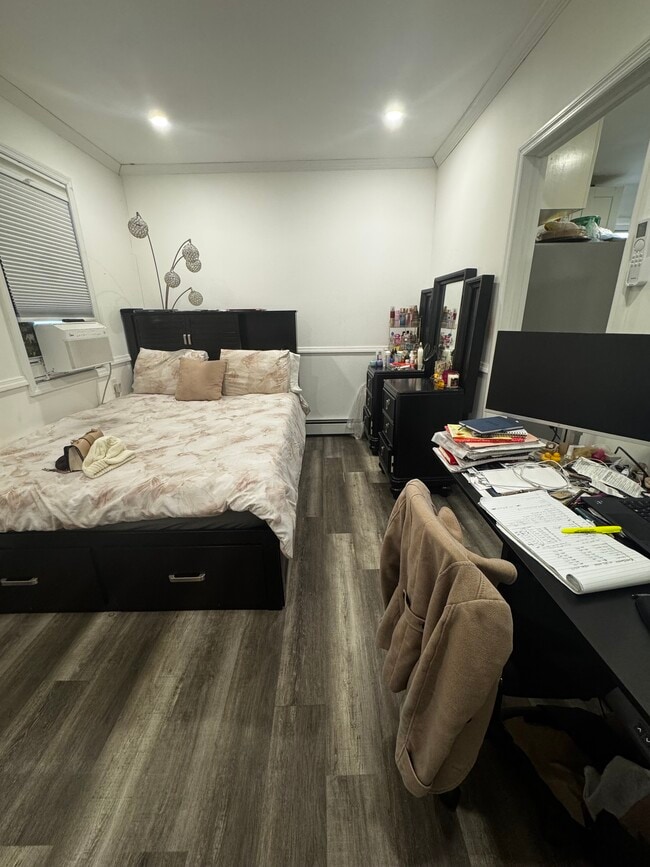 Photo - 109-11-111 205th St