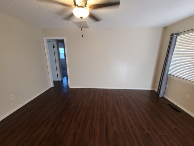 Photo - 925 Crown Dr