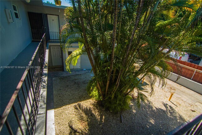 Building Photo - 2000 NW 29th St Unit 5