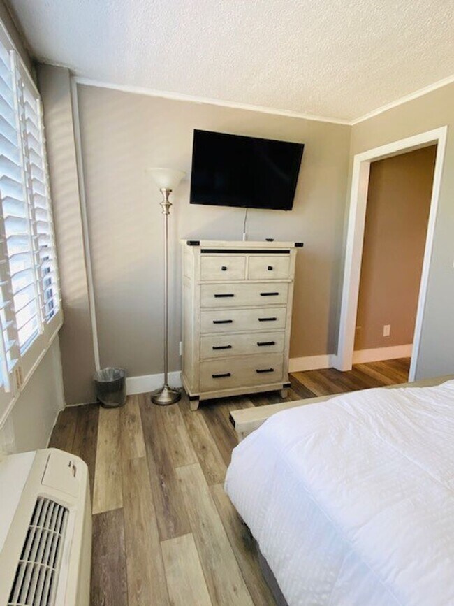 Photo - Move in Now - No Rent due until October!! ... Unidad 516