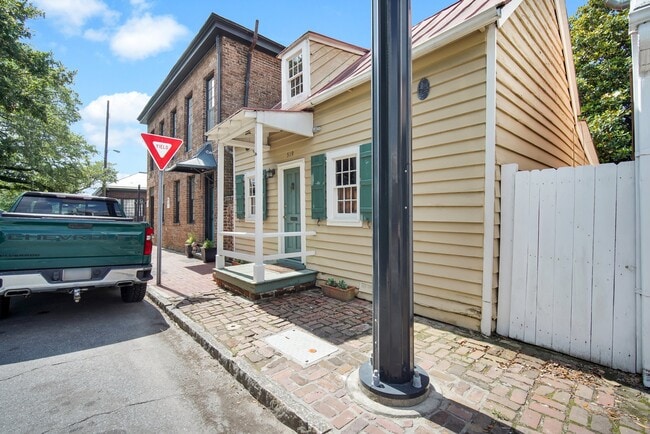 Photo - 519 E York St