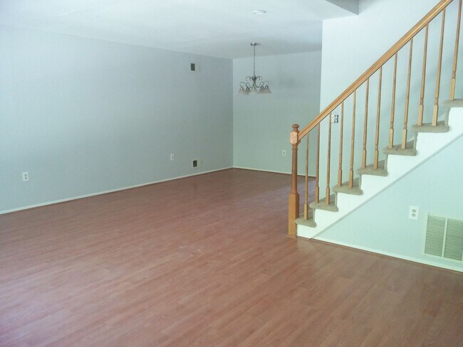 Photo - Gorgeous 3-Bedroom End-Unit Townhouse in N...