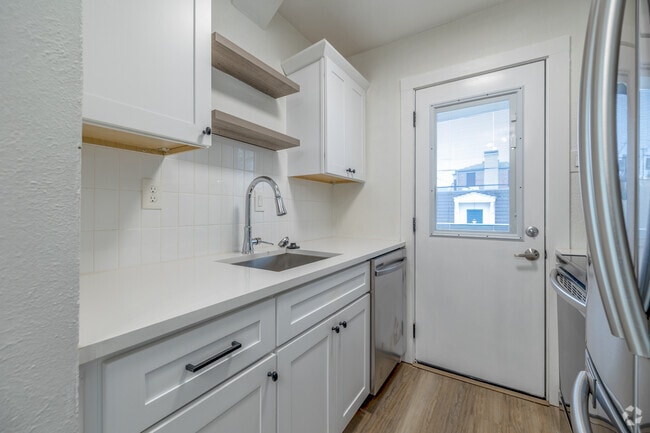 1BR, 1BA - 600SF - Kitchen