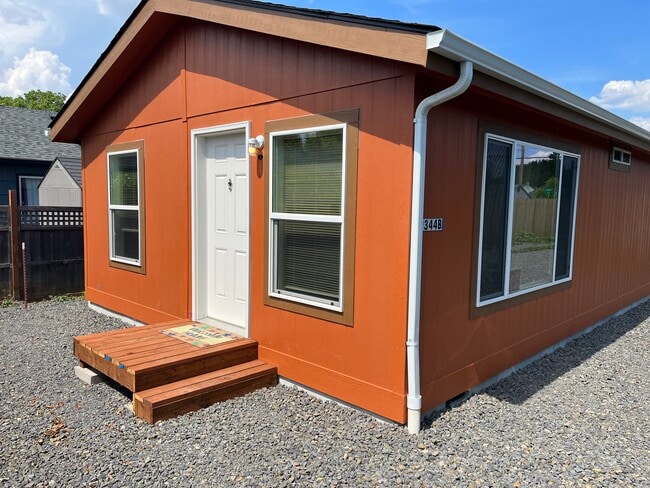 Building Photo - 9344 N Chicago Ave Unit B