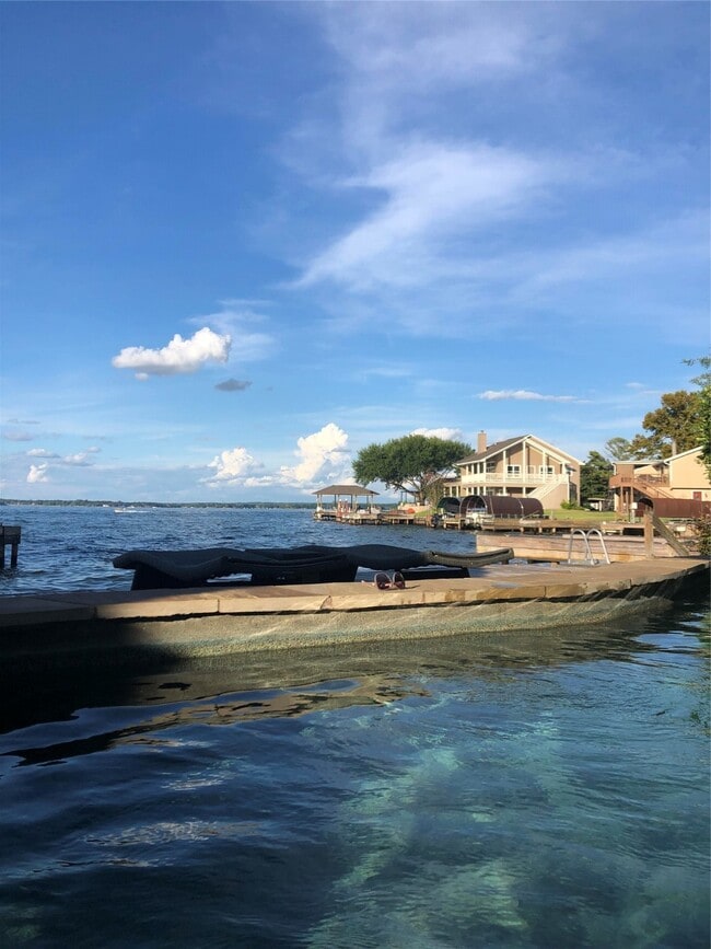 Building Photo - 45 Lakeview Village