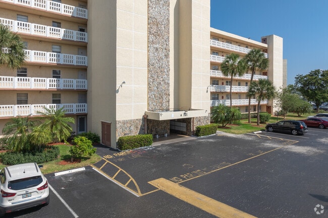 Entrance - Meadowbrook Lakes View Condominiums