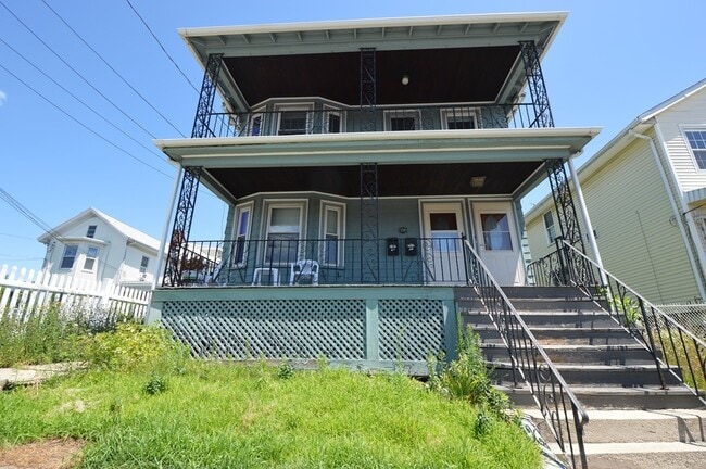 Building Photo - 256 Main St Unit 2