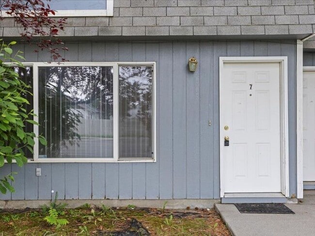 Building Photo - 400 S Morain St Unit #7