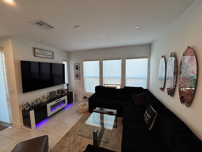 Modern Furnished 3 Bedroom Townhome in Pri... - Modern Furnished 3 Bedroom Townhome in Pri...