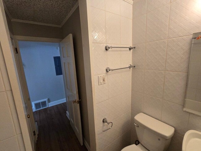 Photo - 430 Lindbergh Drive NE