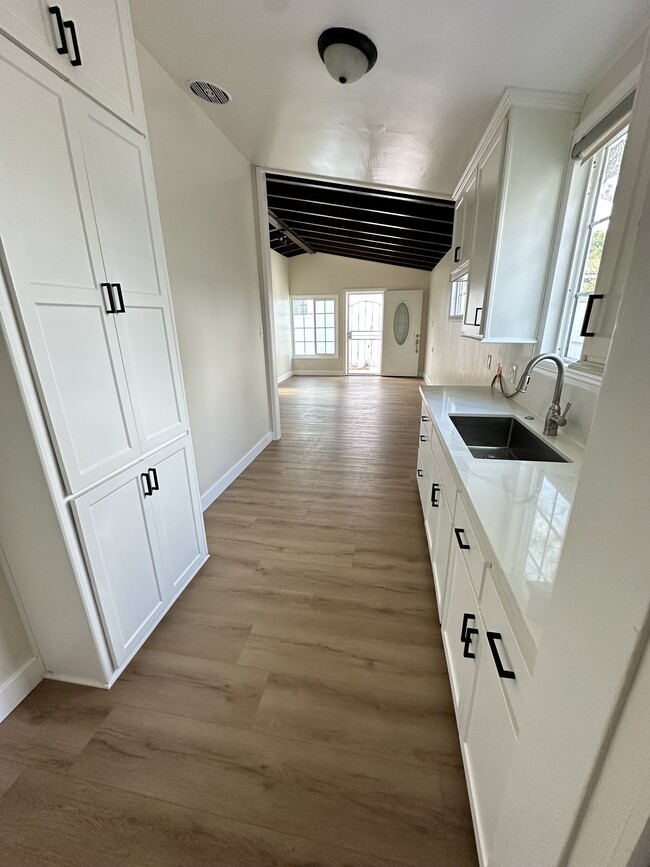 Photo - 171 E 68th Way Unidad Rear Long Beach