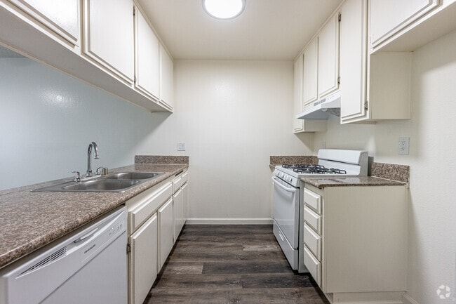 2BR, 2BA - 900SF - Kitchen