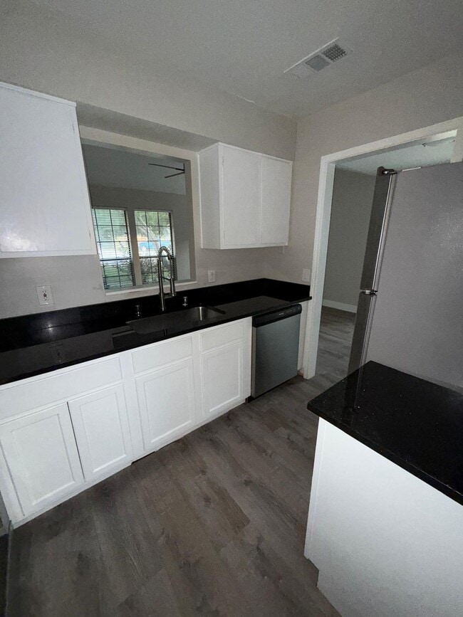 Photo - 211 Shrum Ct