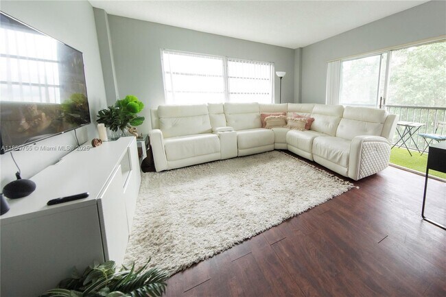 Building Photo - 4166 Inverrary Dr Unit 401 Rental