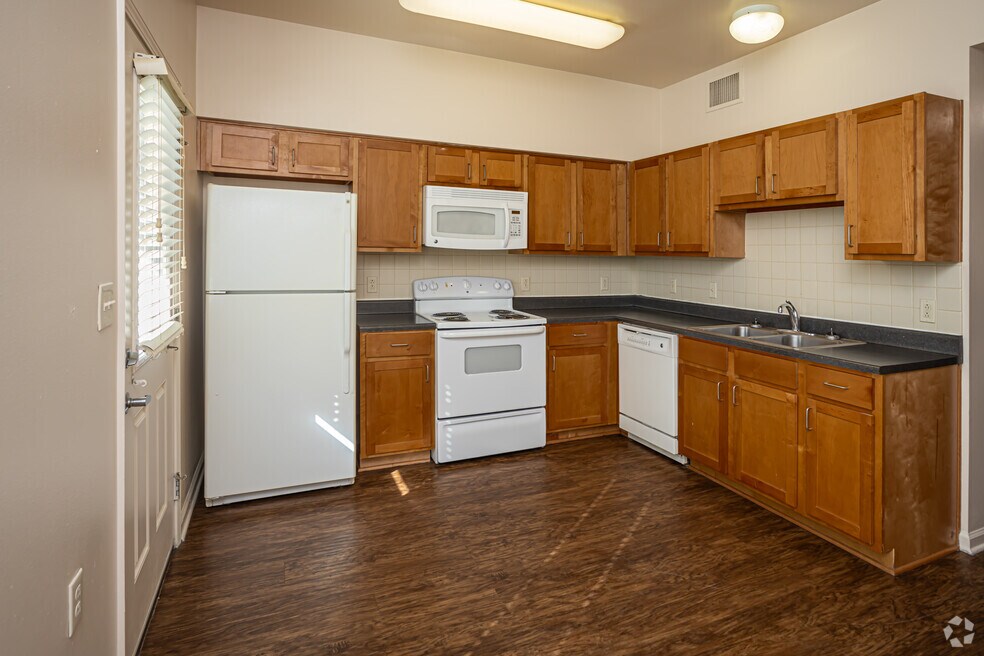 2BR, 1.5BA Townhouse - 904SF - Kitchen