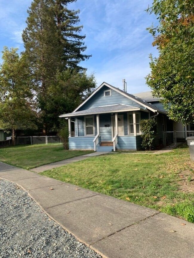 Photo - 322 SW K St