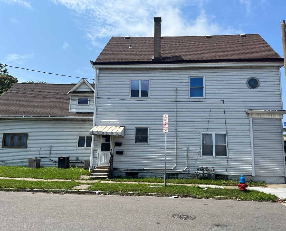 2 bed/central air very clean - 1661 Clinton St Apartments Unit lower