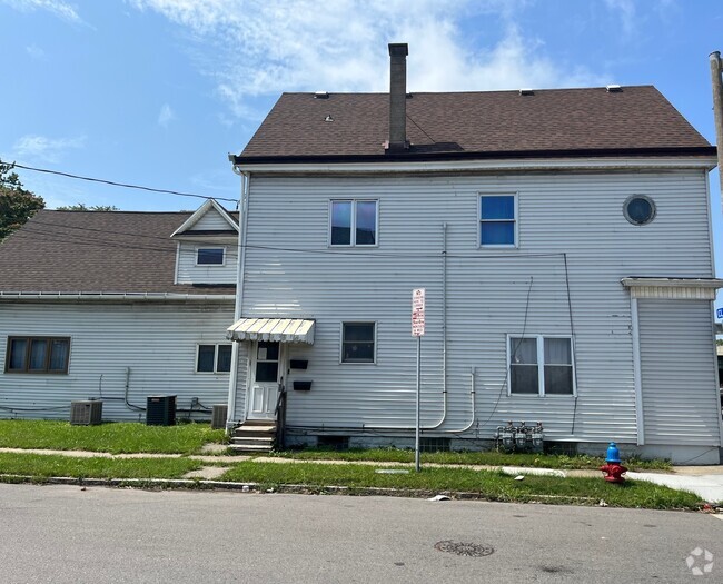 Building Photo - 1661 Clinton St Unit lower Rental