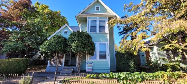 Building Photo - 221 N Holly St Unit 1