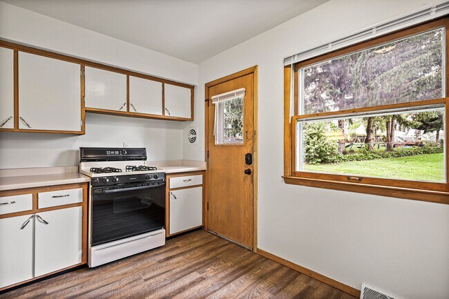 1424 E Main St, Watertown, WI 53094