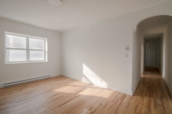 Photo - 4890 Queen Mary Road Unité 9