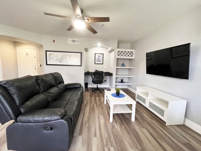Building Photo - 7280 Westpointe Blvd Rental