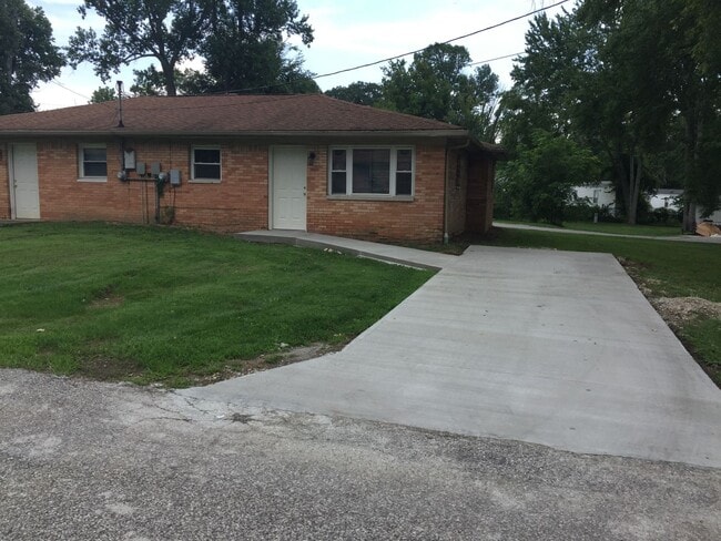 Photo - 2 Bedroom 1 Bath Duplex Convenient to westside industries and Ivy Tech