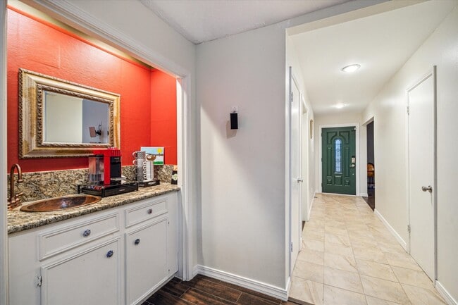 Photo - 910 Coachlight Dr