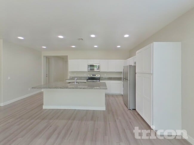 Photo - 2615 E Danbury Rd