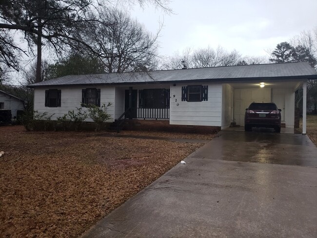 Building Photo - 3 bedroom/2 bath