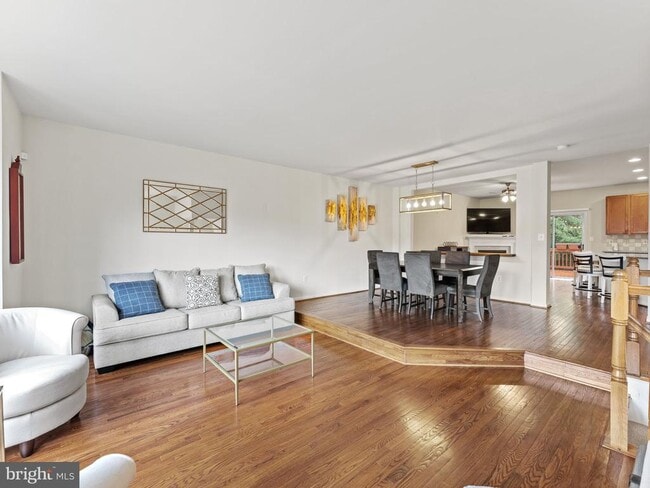 Photo - 8873 Royal Doulton Ln