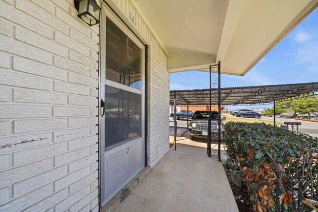 Photo - 204 W Lampasas St Unit 2