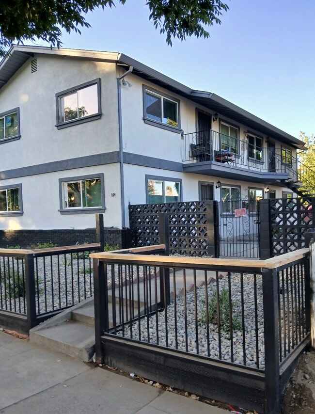 Building Photo - 814 2nd St Unit 2