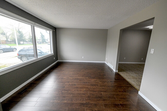 Photo - 9310 A-93100 100 Ave.