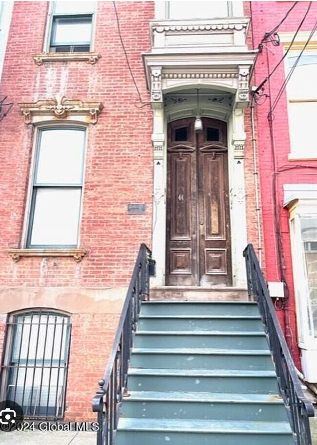 44 Clinton Ave Unidad 2 Brownstone