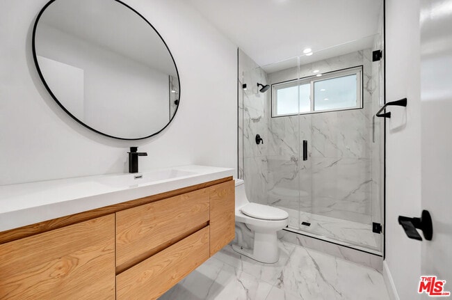 Photo - 20619 Clark St