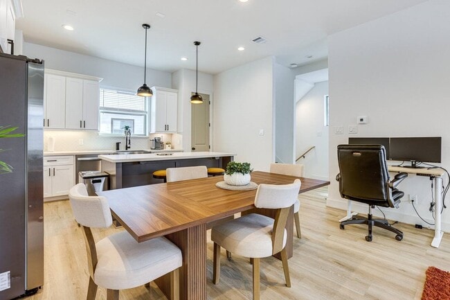 Photo - 2339 Eagle St