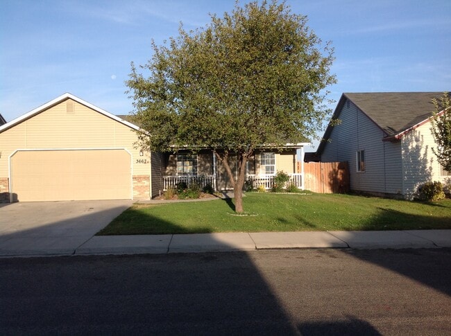 Building Photo - Fabulous location. Nice home with new carpet and paint. Living and family room.