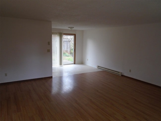 Photo - 975 N 4th St