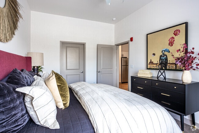 1BR, 1BA - 727 SF