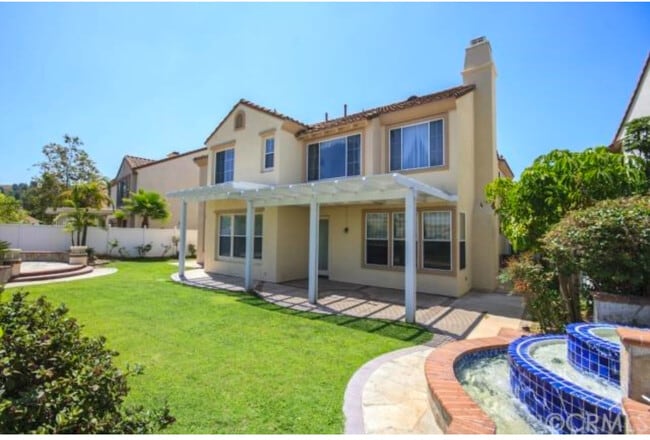 El césped ha sido reemplazado por una hermosa losa que requiere poco mantenimiento. - 2558 Carlton Pl